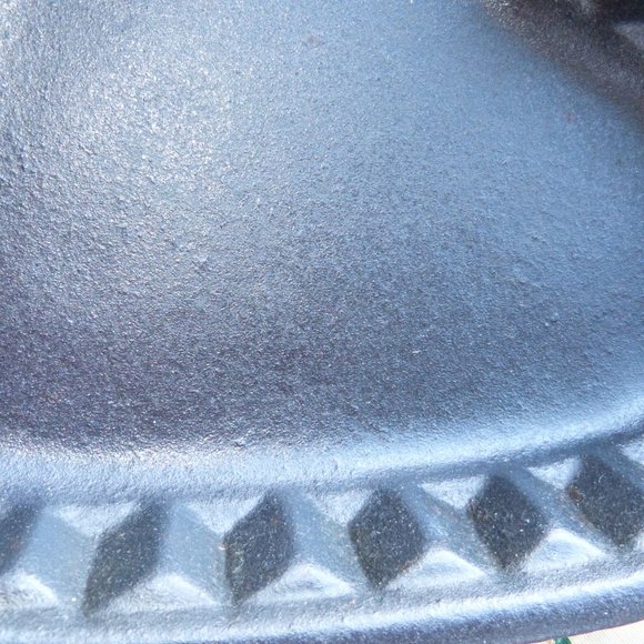 Heavy Cast Iron Heart-shaped Baking Pan - Picture 4 of 4